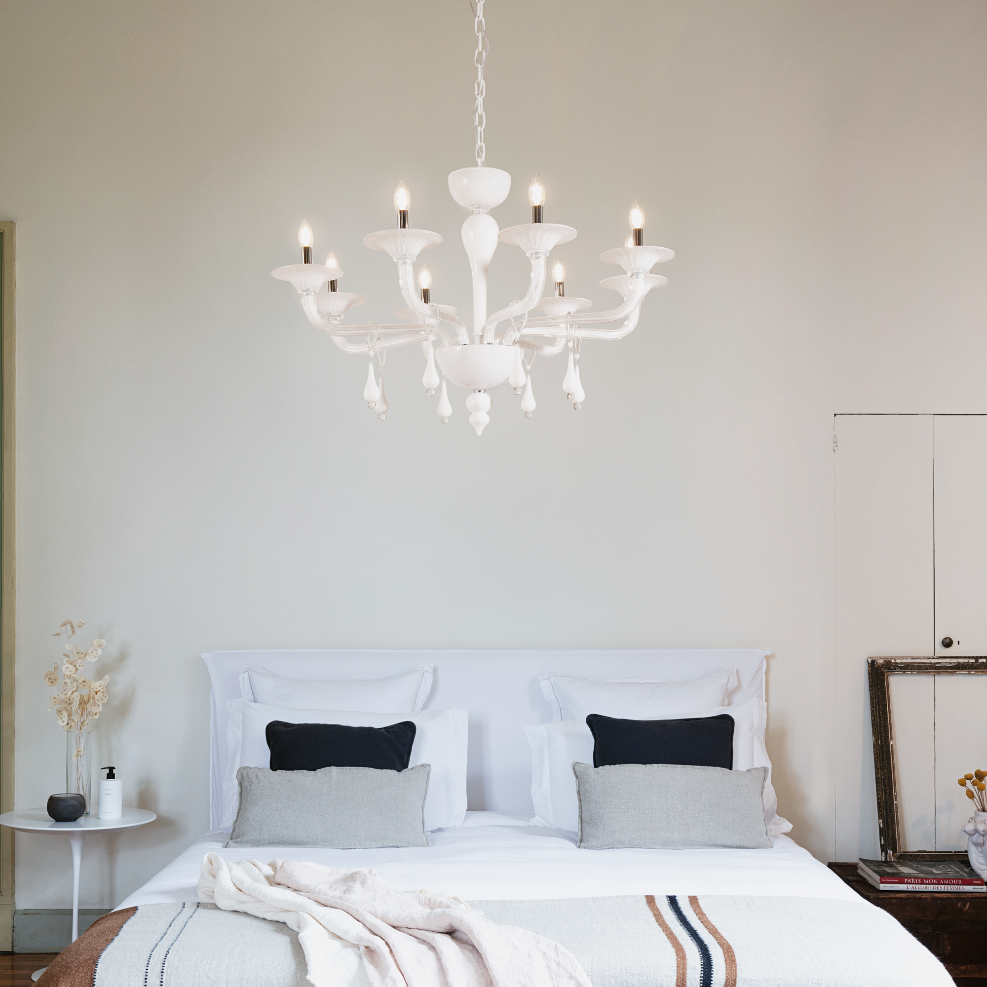 Stari luster s modernim elementom