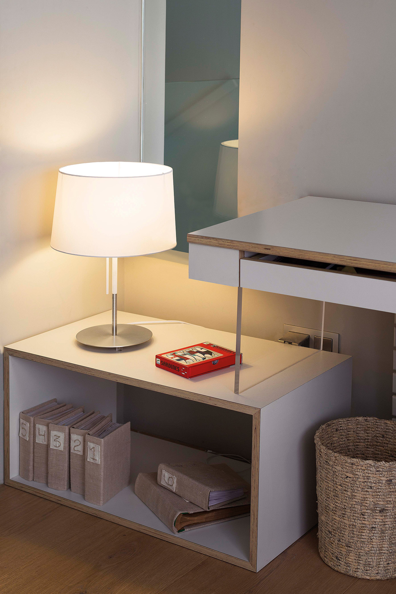 Stolna lampa s mogućnošću prilagodbe svjetlosti