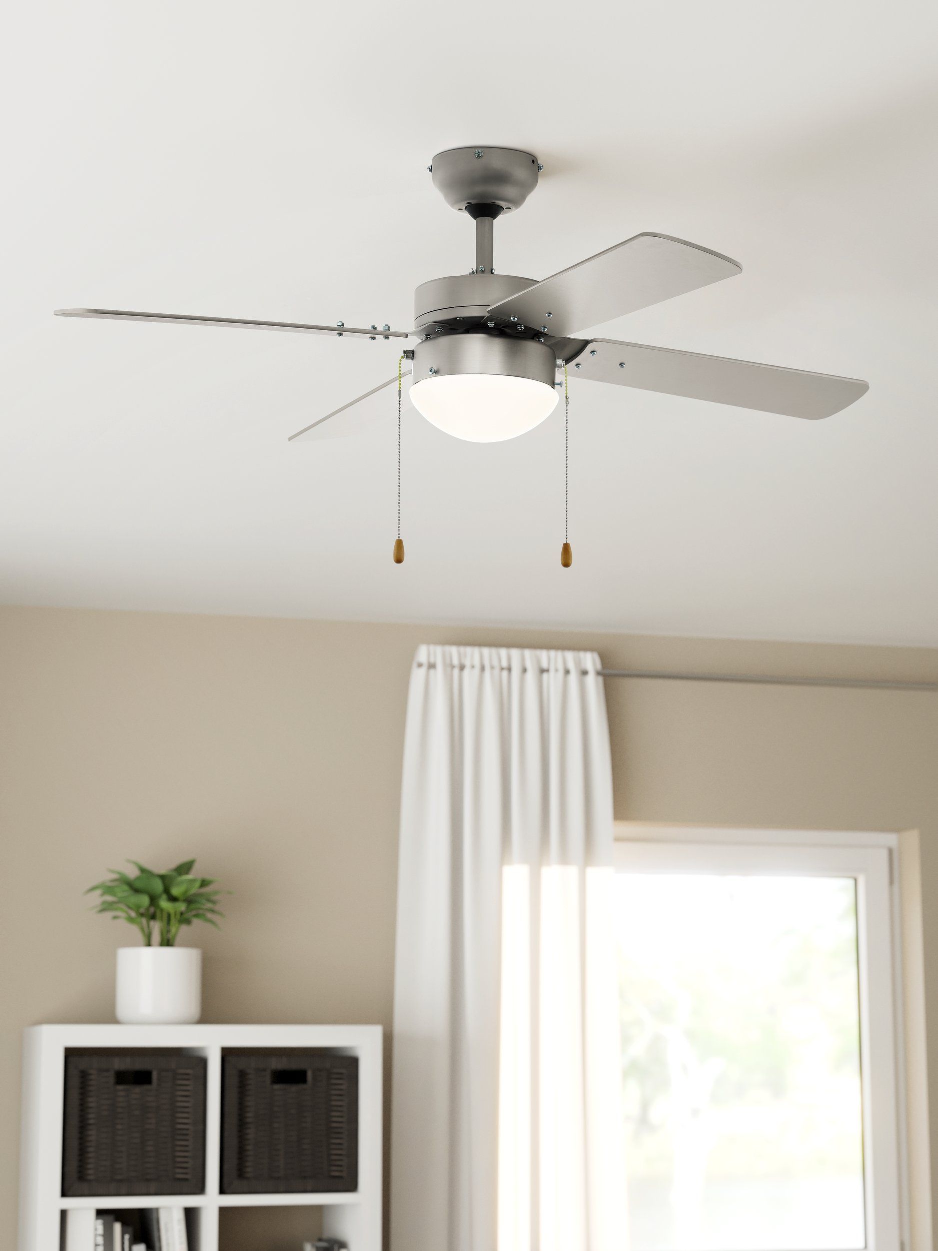 Moderan stropni ventilator sa svjetlom u dnevnom boravku