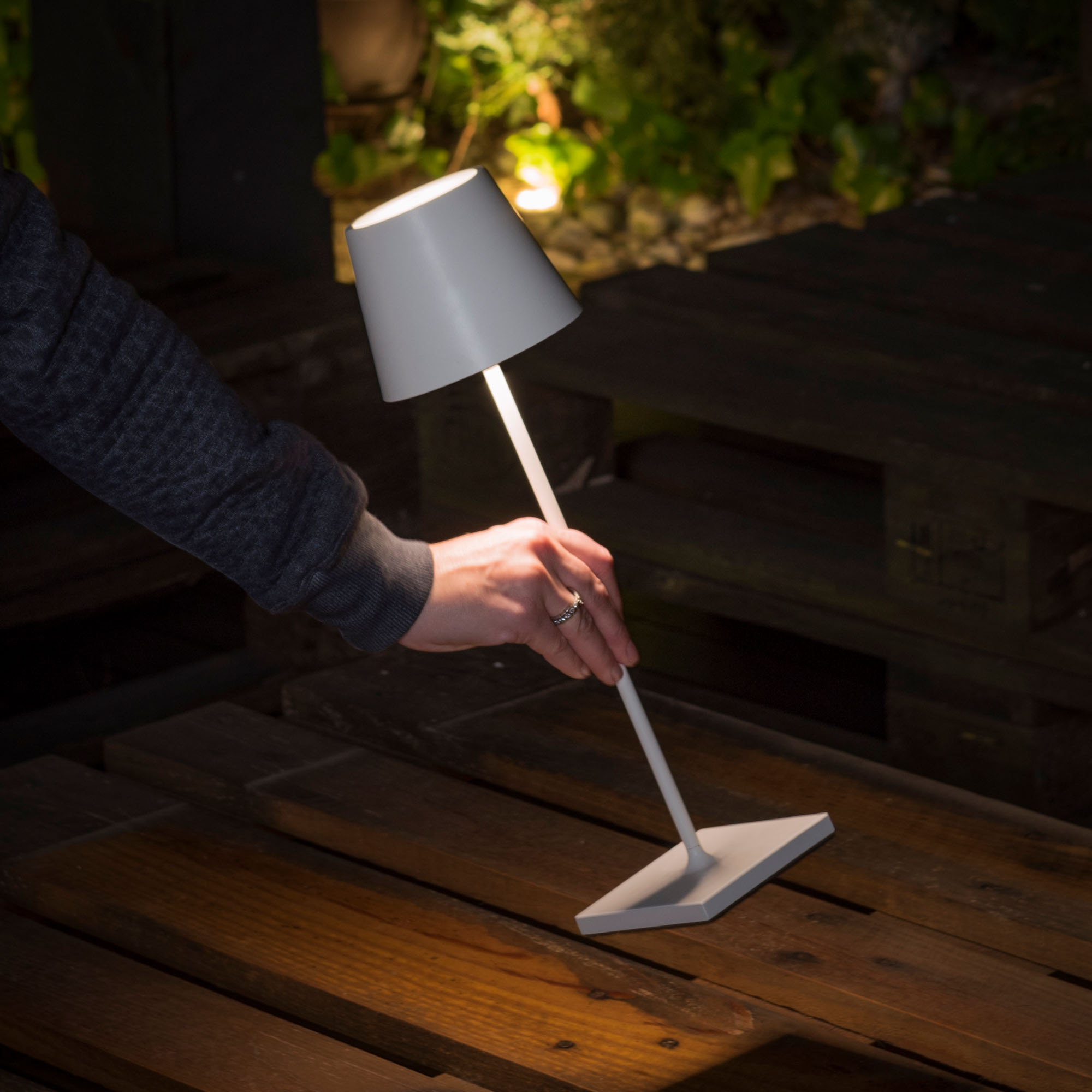 Prijenosna stolna lampa na baterije – praktično rješenje bez kabela