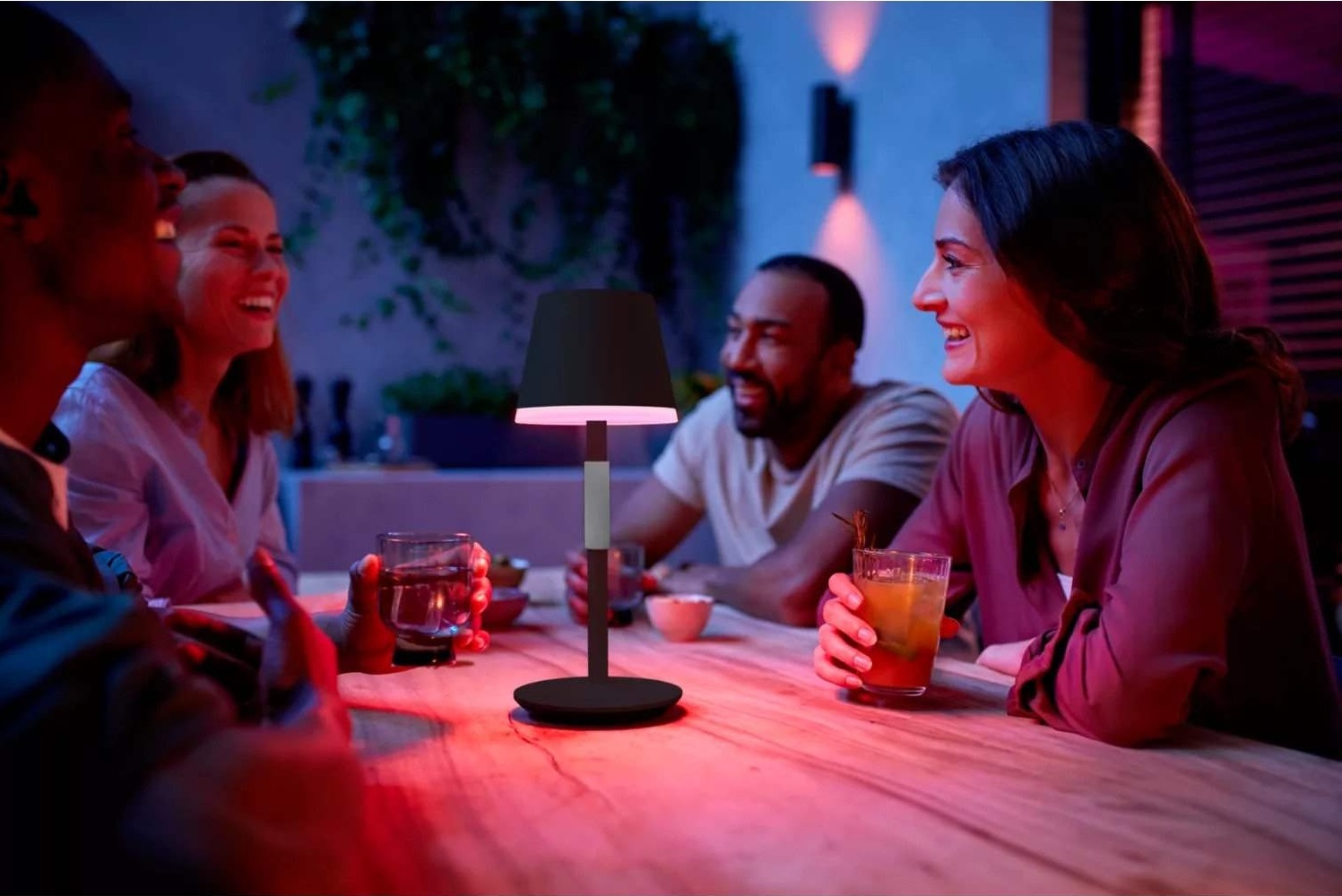 Philips Hue Belle prijenosna stolna svjetiljka u crnoj boji