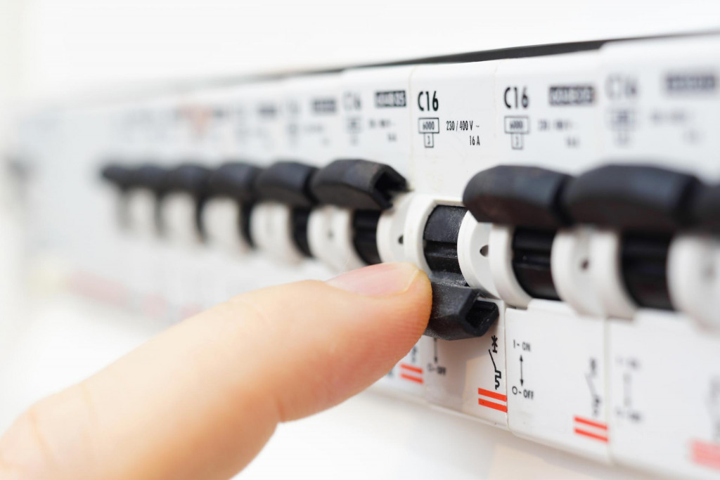 Ilustracija strujnog udara - opasnost od električne energije