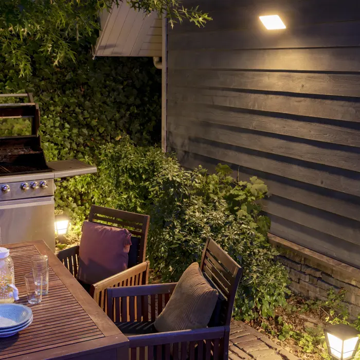DISCOVER PHILIPS HUE pametna vanjska svjetiljka White and Color Ambiance