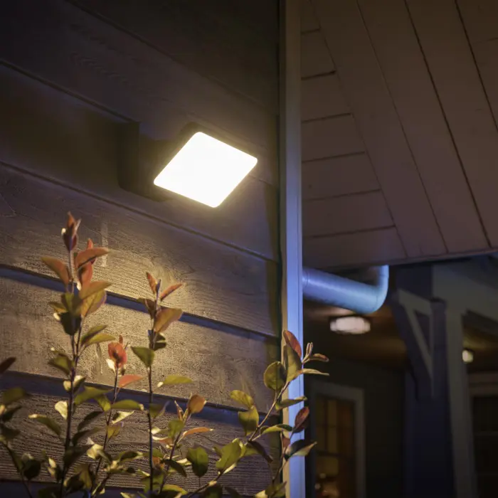 DISCOVER PHILIPS HUE pametna vanjska svjetiljka White and Color Ambiance