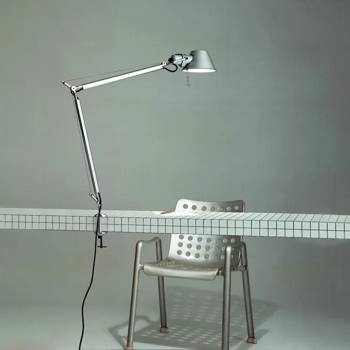 tolomeo-stolna-svjetiljka-sa-stezaljkom-1xe27230v-aluminij-a-99990-02179998.webp